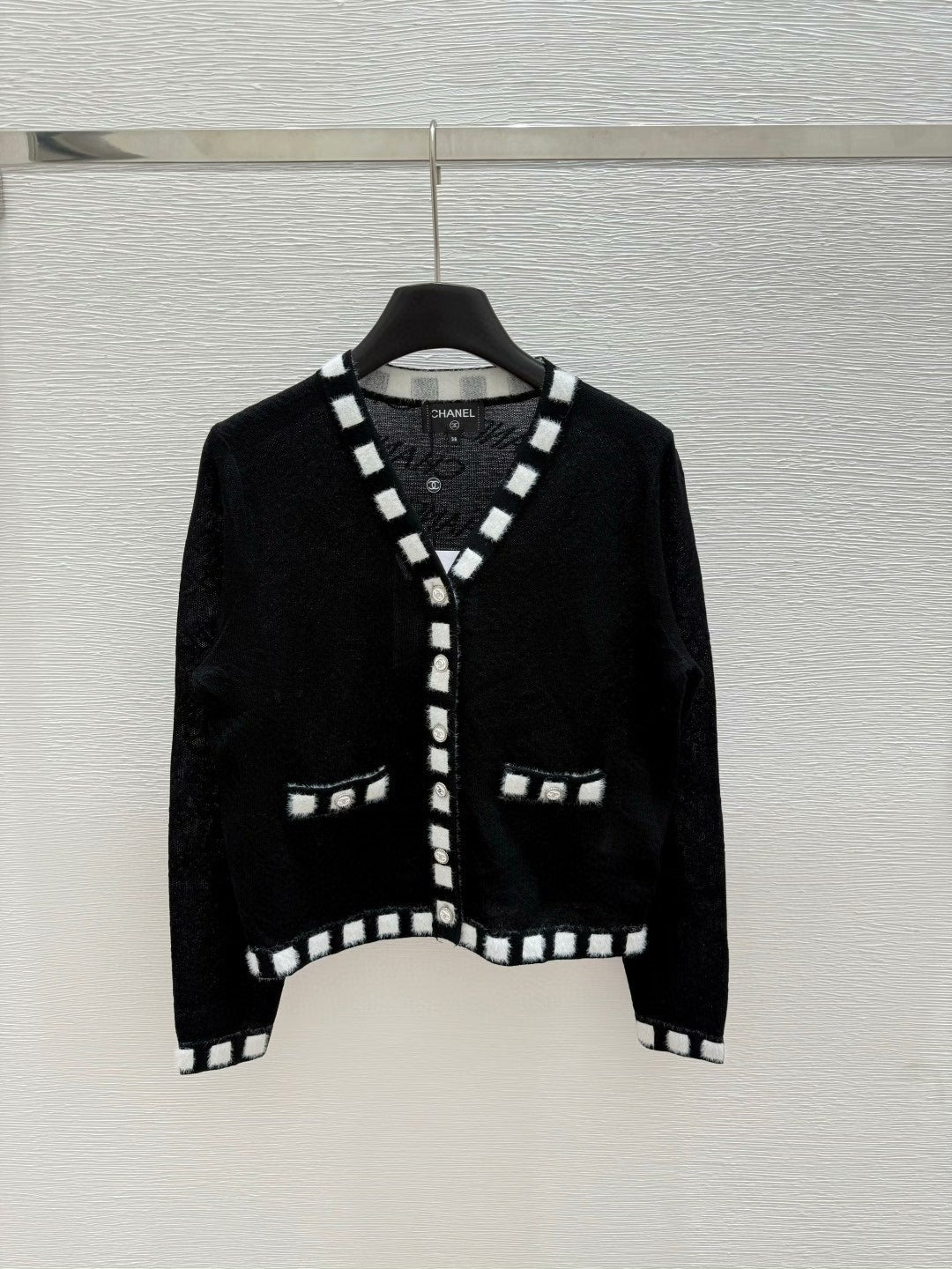 25 Spring and Autumn Letter Knitted V-Neck Long Sleeve Cardigan