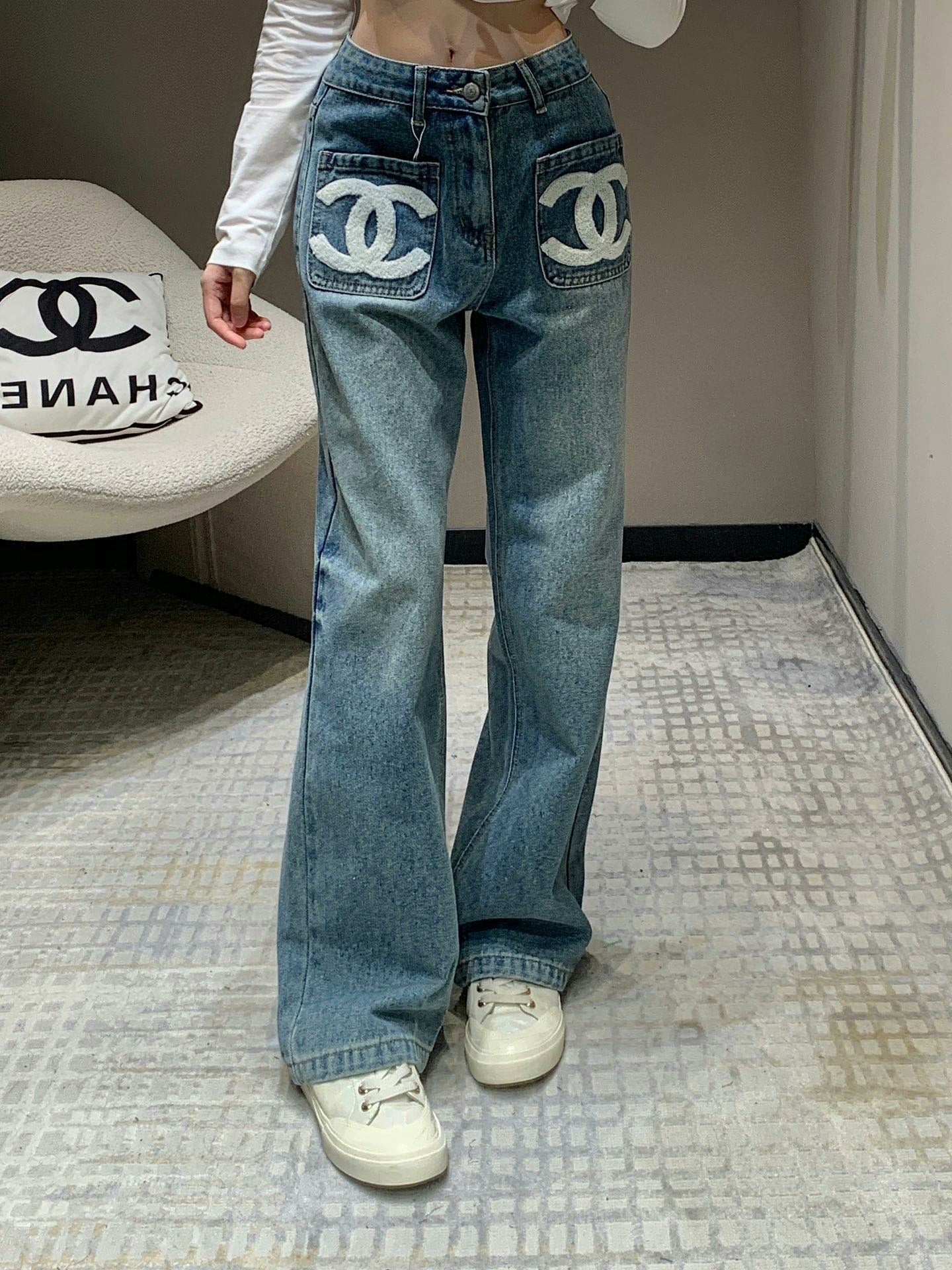 25 pairs of C terry embroidered straight jeans