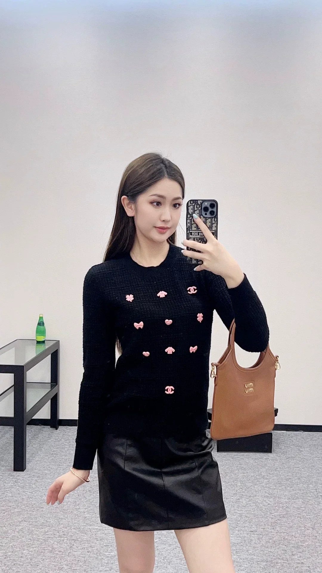 25 Back waist chain sweater