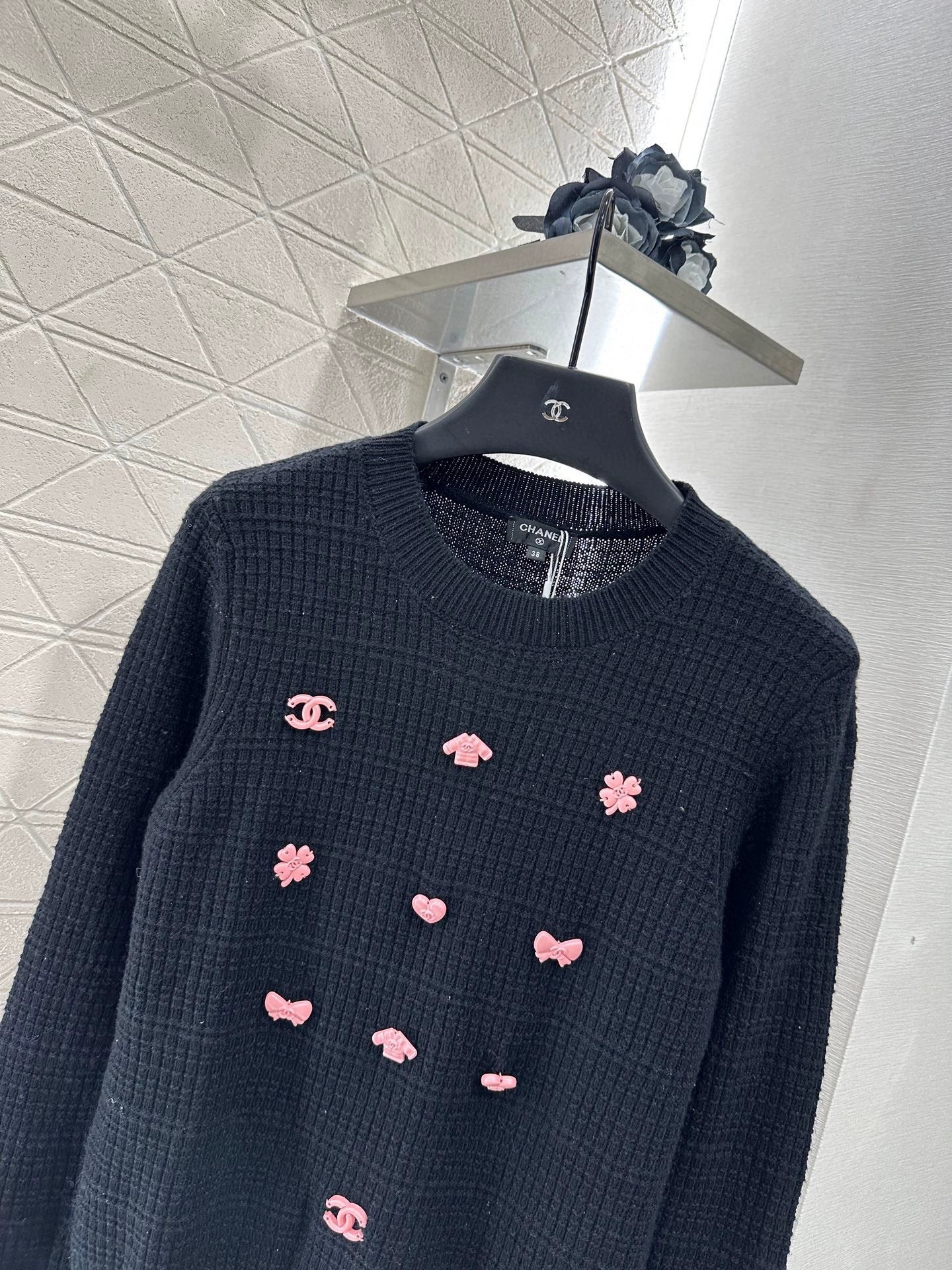 25 Back waist chain sweater