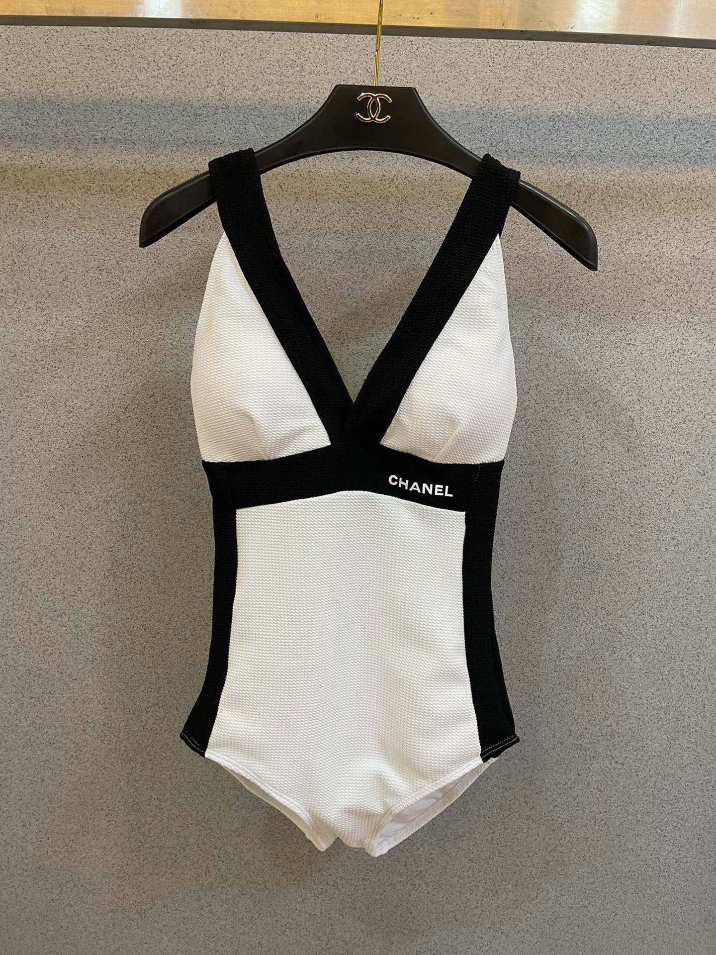25 Black and White One-piece Swimsuit