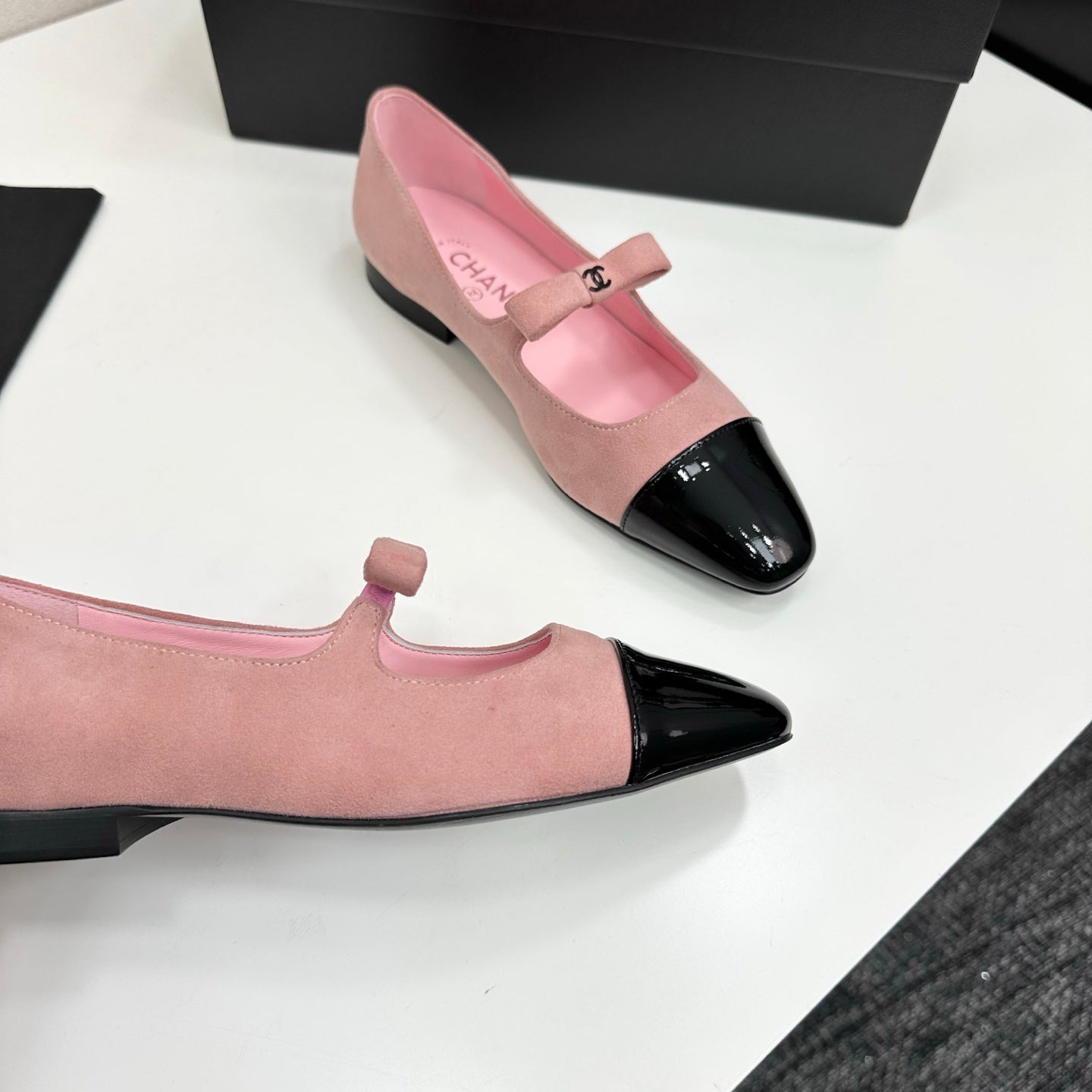 25 Pointed painted flat shoes