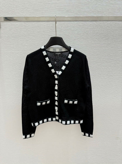 25 Spring and Autumn Letter Knitted V-Neck Long Sleeve Cardigan