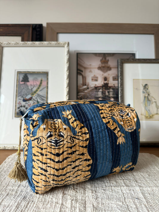 TOILETRY BAG
