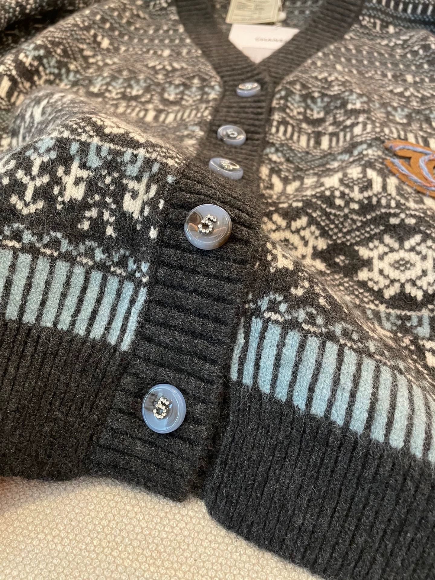 25fw New V-neck cardigan（Medieval Series）