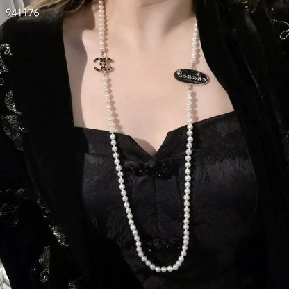 Elliptical pearl sweater chain