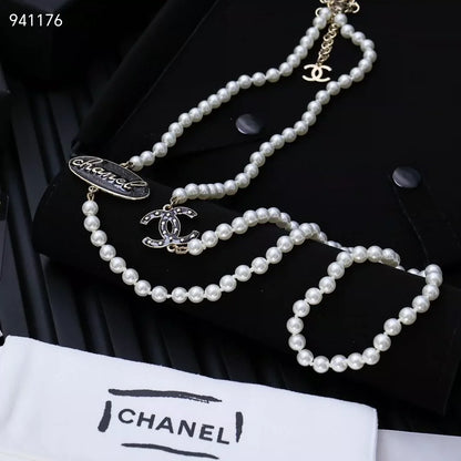 Elliptical pearl sweater chain