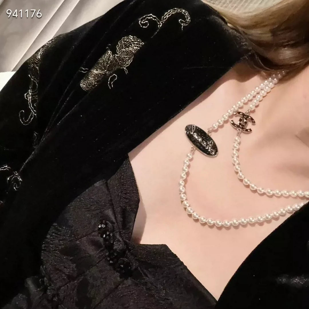 Elliptical pearl sweater chain