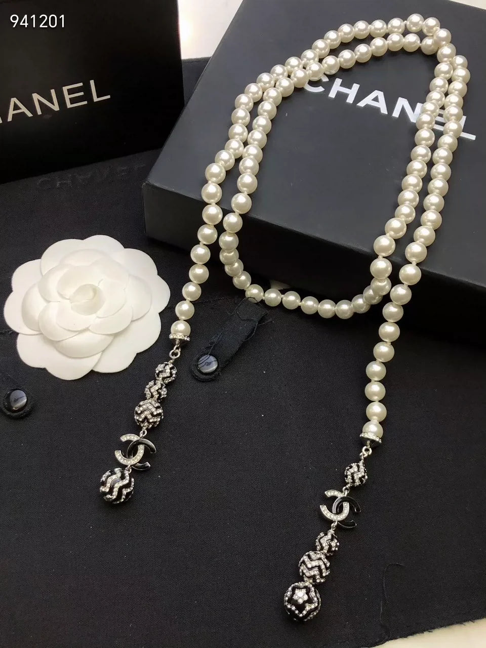 Black and white rhinestone double C pearl sweater chain