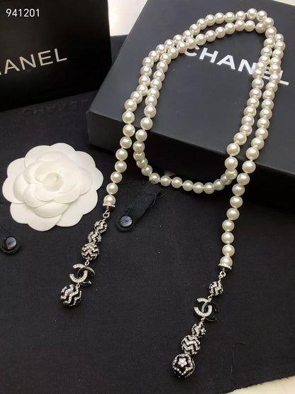 Black and white rhinestone double C pearl sweater chain