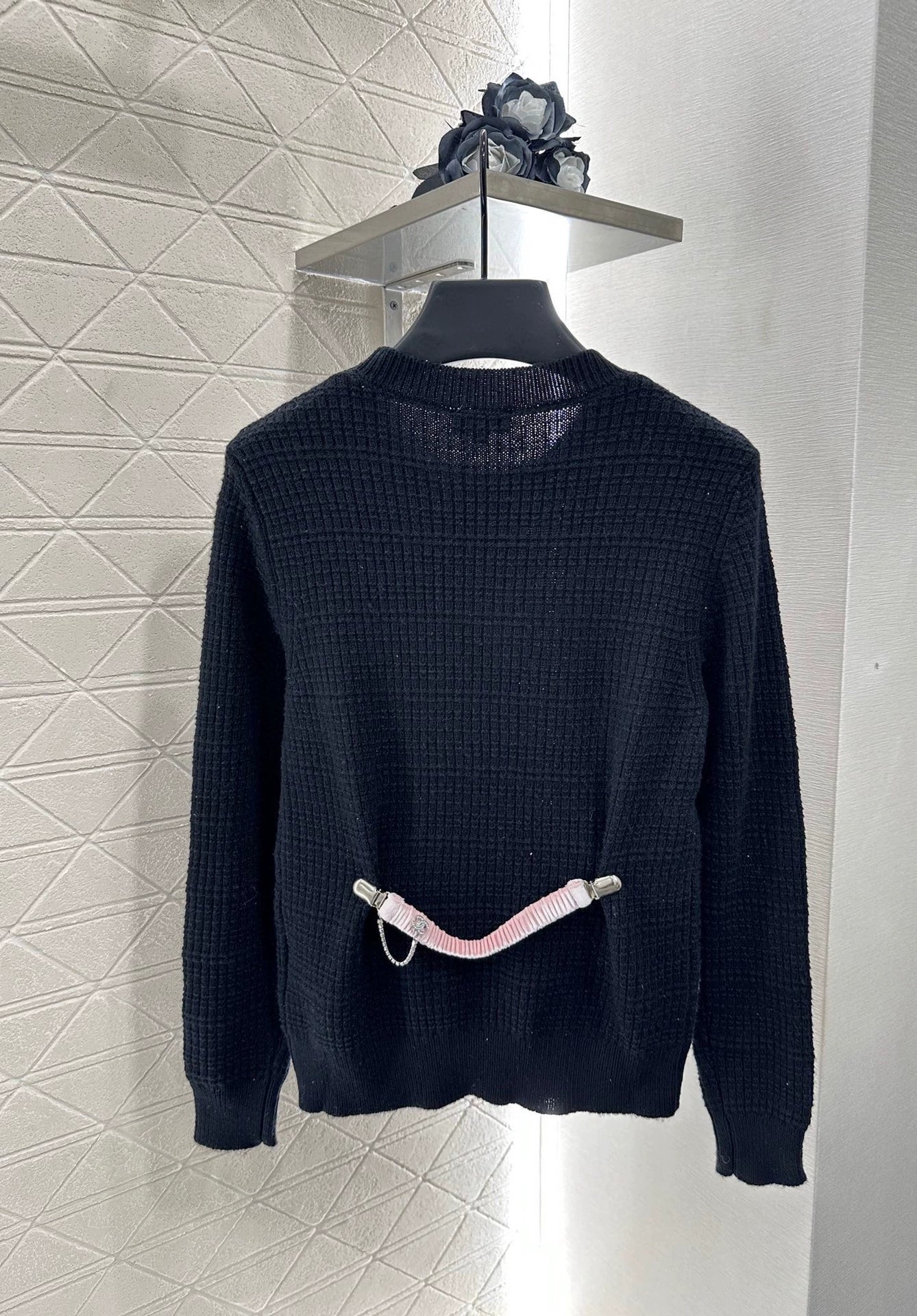 25 Back waist chain sweater