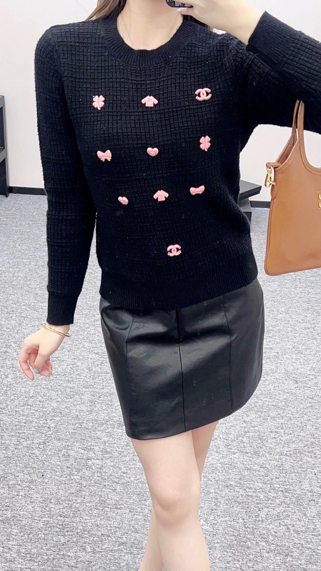 25 Back waist chain sweater