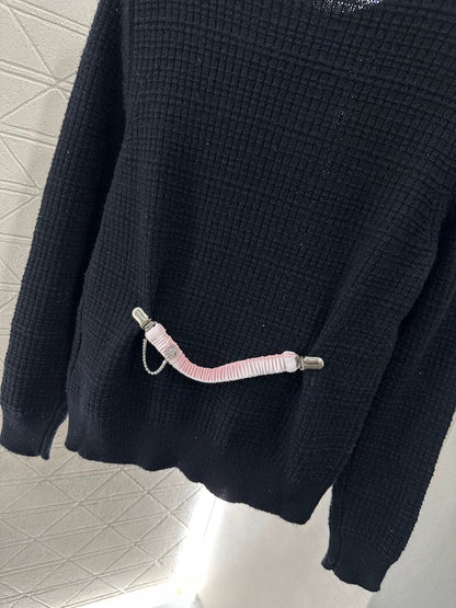 25 Back waist chain sweater