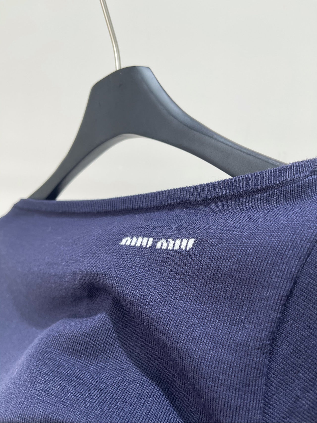 M 25 navy blue long-sleeved sweater with one-shoulder collar