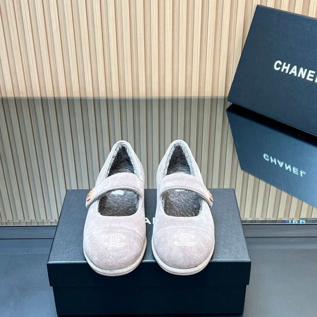 25 Mary Jane's lamb wool shoes