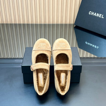 25 Mary Jane's lamb wool shoes