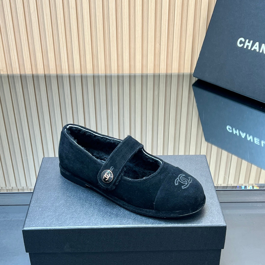 25 Mary Jane's lamb wool shoes