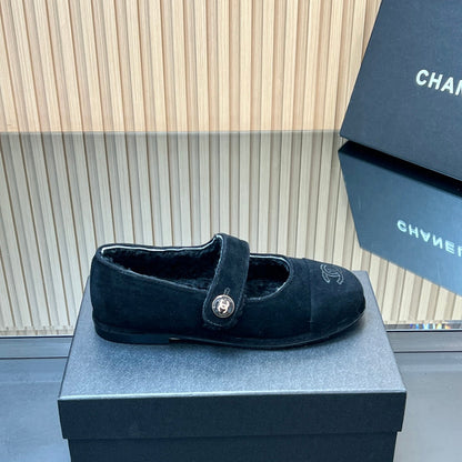 25 Mary Jane's lamb wool shoes