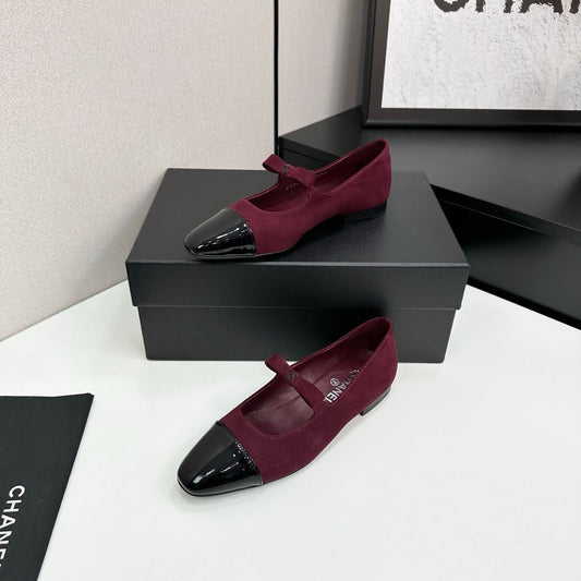 25 Pointed lacquered flat shoes