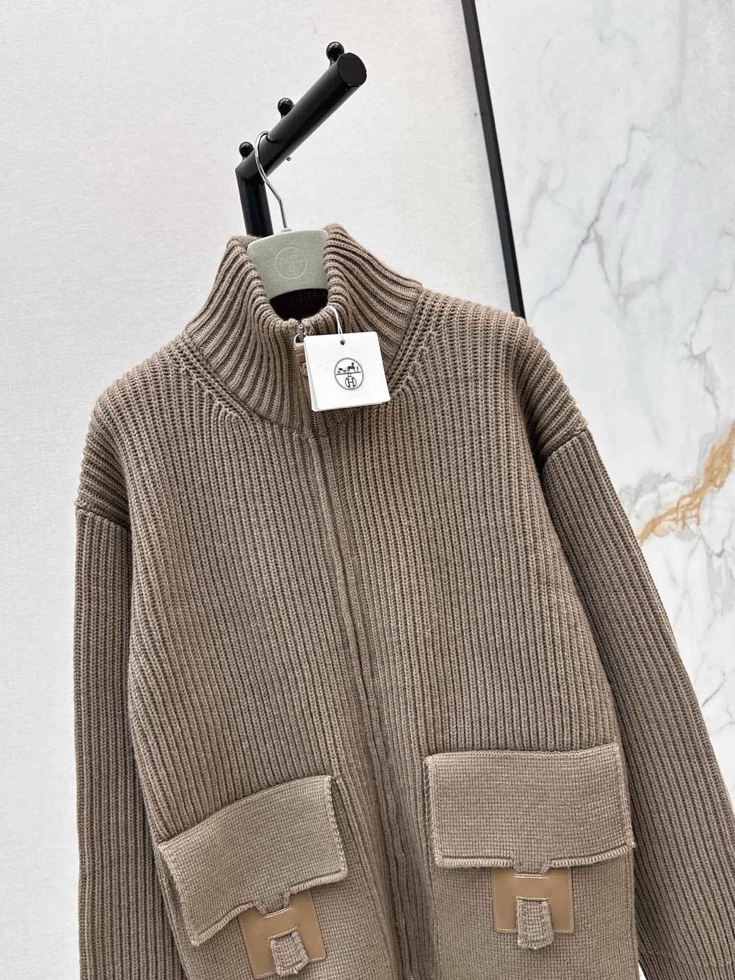 25 New Classic H-Pattern Decorative Pocket Wool Knitted Cardigan(GRAY/RED)
